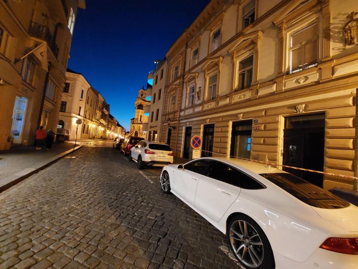 Apartman V Centru Na Velkem Namesti Hradec Králové Extérieur photo